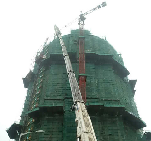 江汉吊车在工地上作业